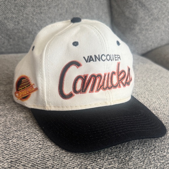 Vintage Vancouver Canucks Hockey Cap with Team Pin - NHL - Picture 1 of 8